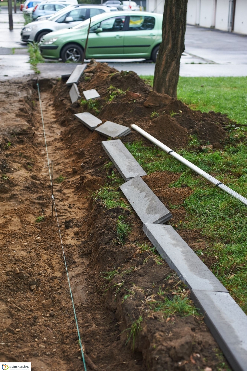 Járdafelújítás az Ungvár sétányon - fotó Szarka Lajos