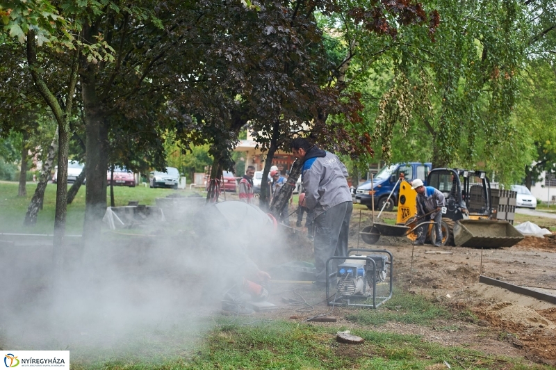 Járdafelújítás az Ungvár sétányon - fotó Szarka Lajos
