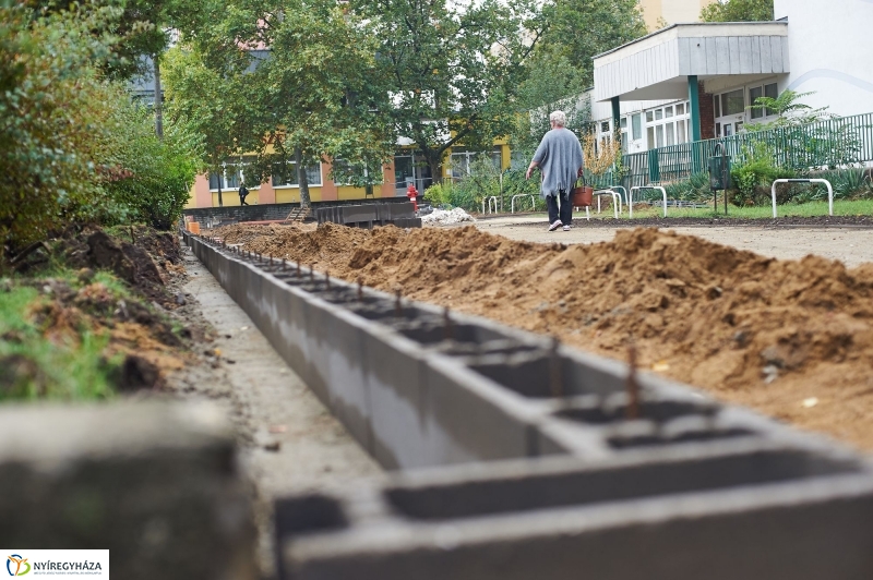 Járdafelújítás az Ungvár sétányon - fotó Szarka Lajos