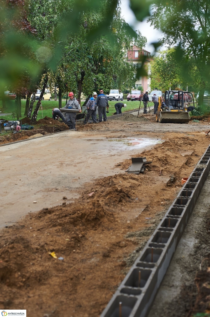 Járdafelújítás az Ungvár sétányon - fotó Szarka Lajos