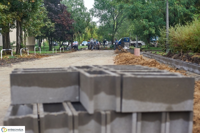 Járdafelújítás az Ungvár sétányon - fotó Szarka Lajos