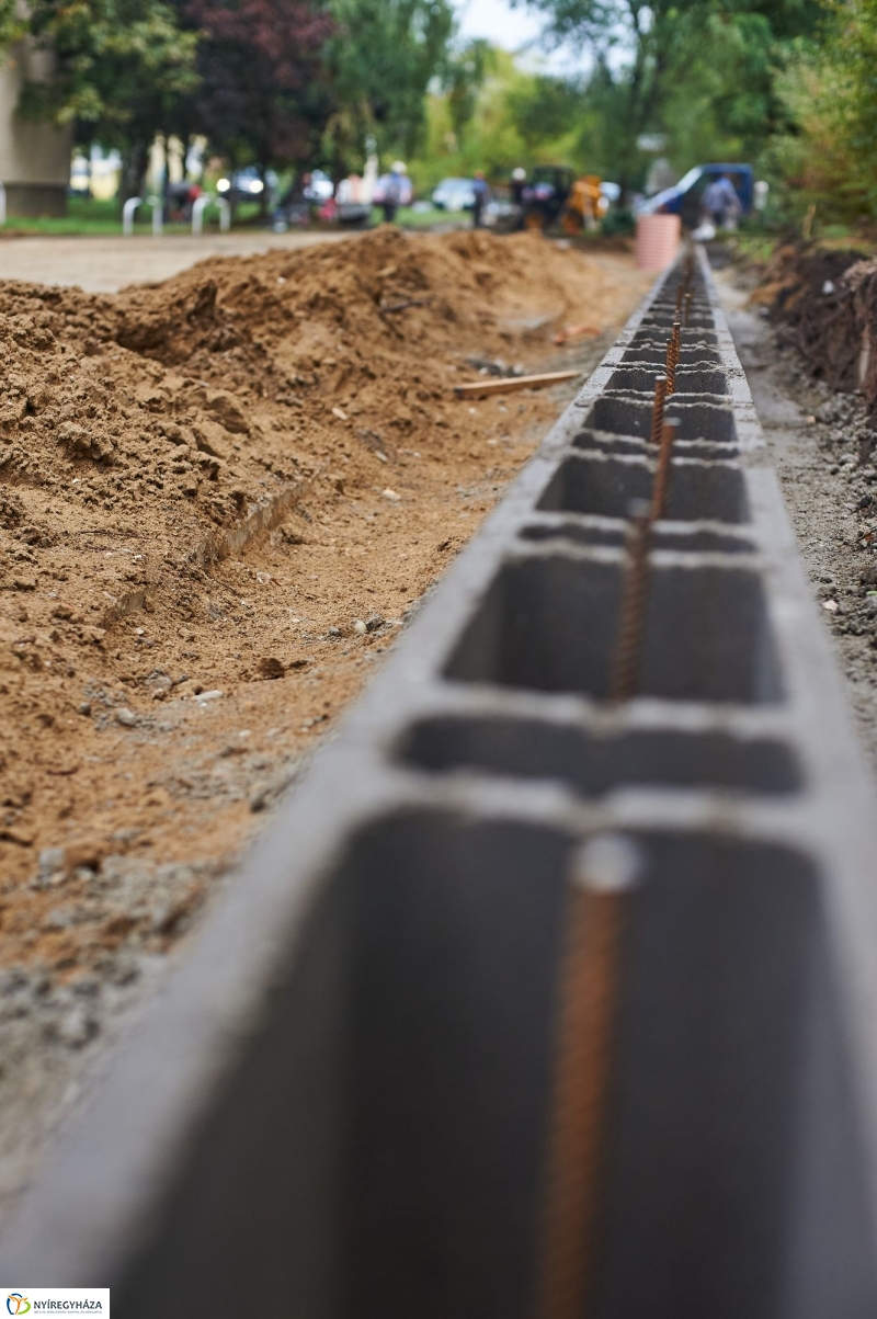 Járdafelújítás az Ungvár sétányon - fotó Szarka Lajos