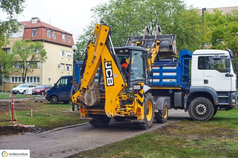 Járdafelújítás az Ungvár sétányon - fotó Szarka Lajos