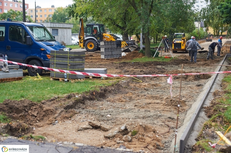 Járdafelújítás az Ungvár sétányon - fotó Szarka Lajos