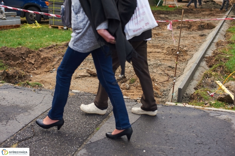 Járdafelújítás az Ungvár sétányon - fotó Szarka Lajos