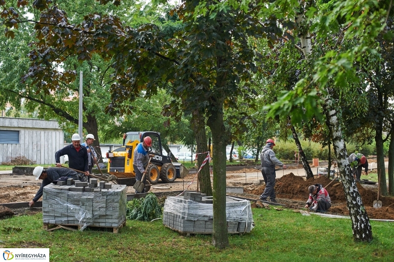 Járdafelújítás az Ungvár sétányon - fotó Szarka Lajos