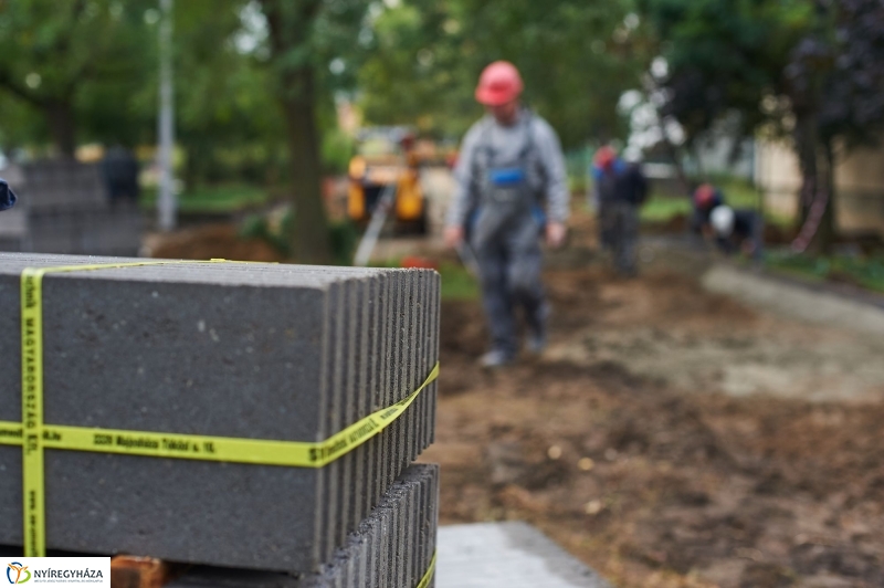 Járdafelújítás az Ungvár sétányon - fotó Szarka Lajos