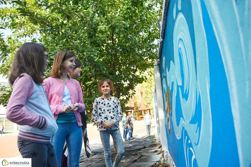 Udvari festés a Jókai iskolában - fotó Szarka Lajos