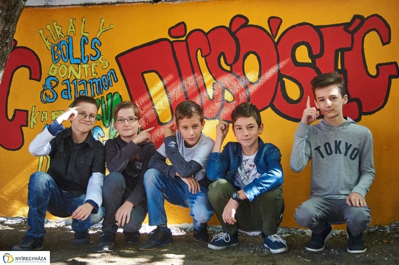 Udvari festés a Jókai iskolában - fotó Szarka Lajos