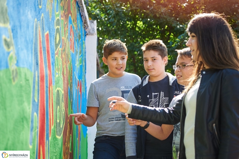 Udvari festés a Jókai iskolában - fotó Szarka Lajos