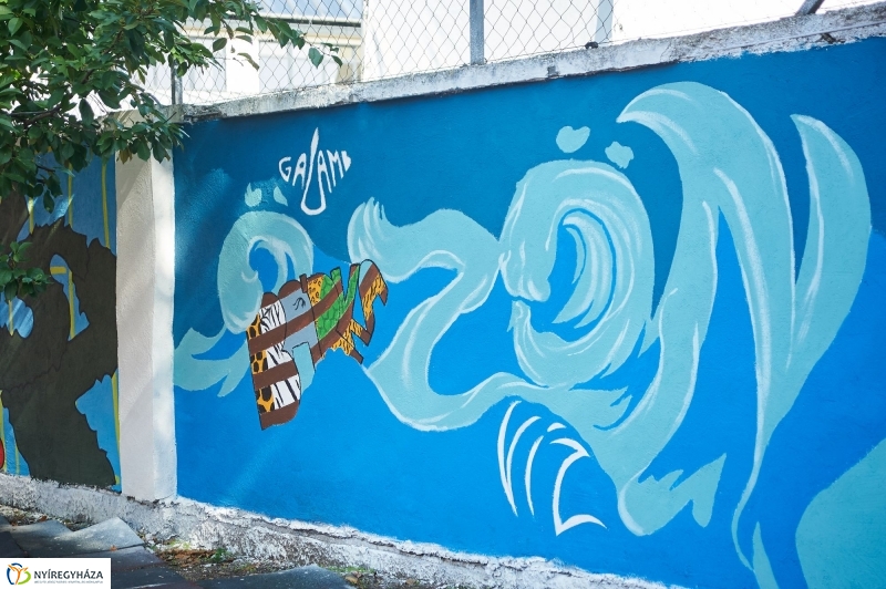 Udvari festés a Jókai iskolában - fotó Szarka Lajos