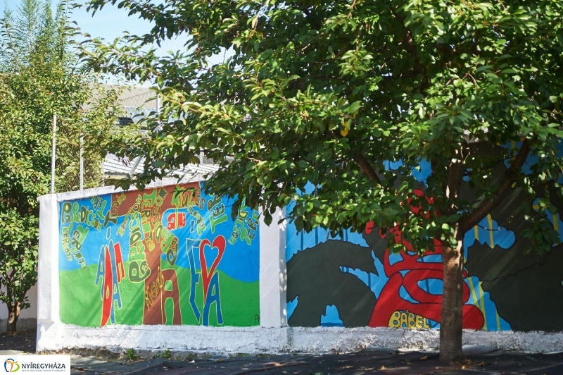 Udvari festés a Jókai iskolában - fotó Szarka Lajos