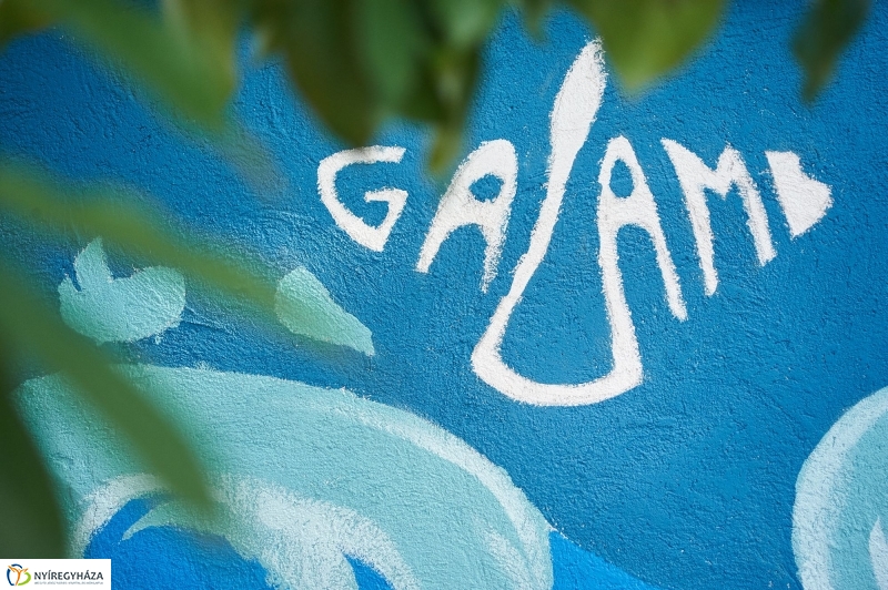 Udvari festés a Jókai iskolában - fotó Szarka Lajos