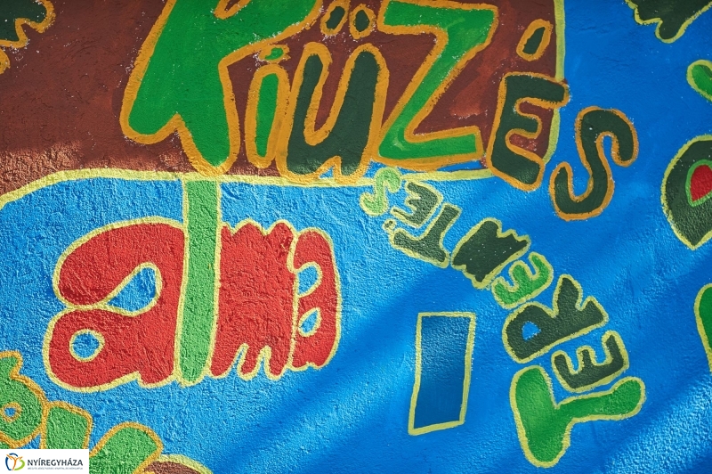 Udvari festés a Jókai iskolában - fotó Szarka Lajos