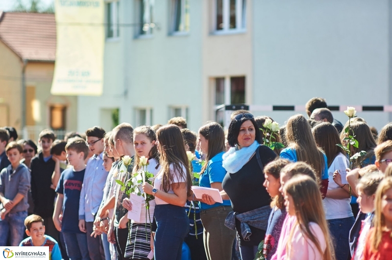 Udvari festés a Jókai iskolában - fotó Szarka Lajos