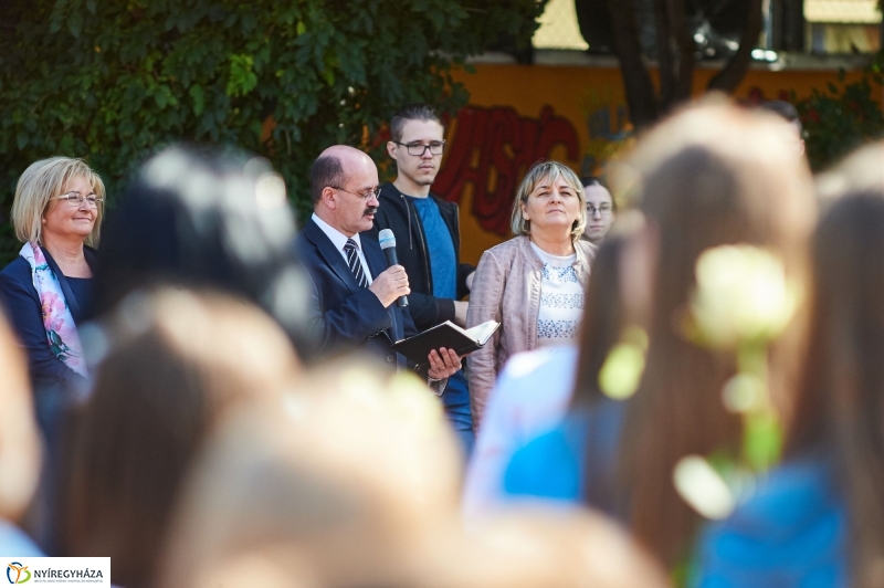 Udvari festés a Jókai iskolában - fotó Szarka Lajos