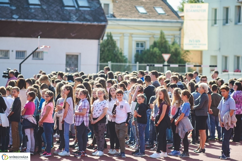 Udvari festés a Jókai iskolában - fotó Szarka Lajos