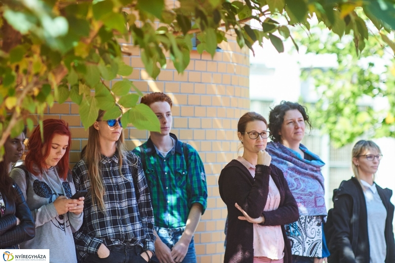 Udvari festés a Jókai iskolában - fotó Szarka Lajos
