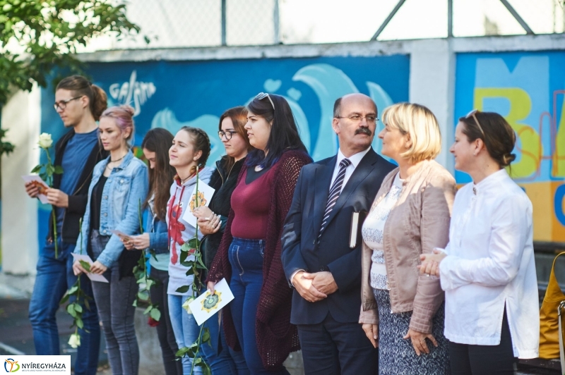 Udvari festés a Jókai iskolában - fotó Szarka Lajos