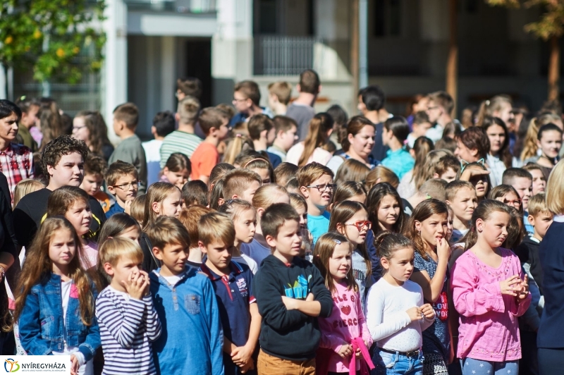 Udvari festés a Jókai iskolában - fotó Szarka Lajos