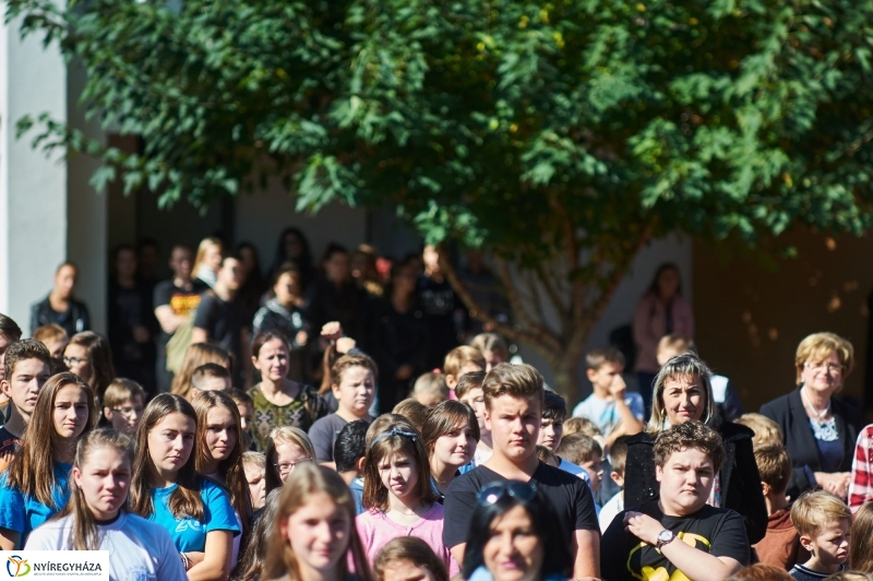 Udvari festés a Jókai iskolában - fotó Szarka Lajos