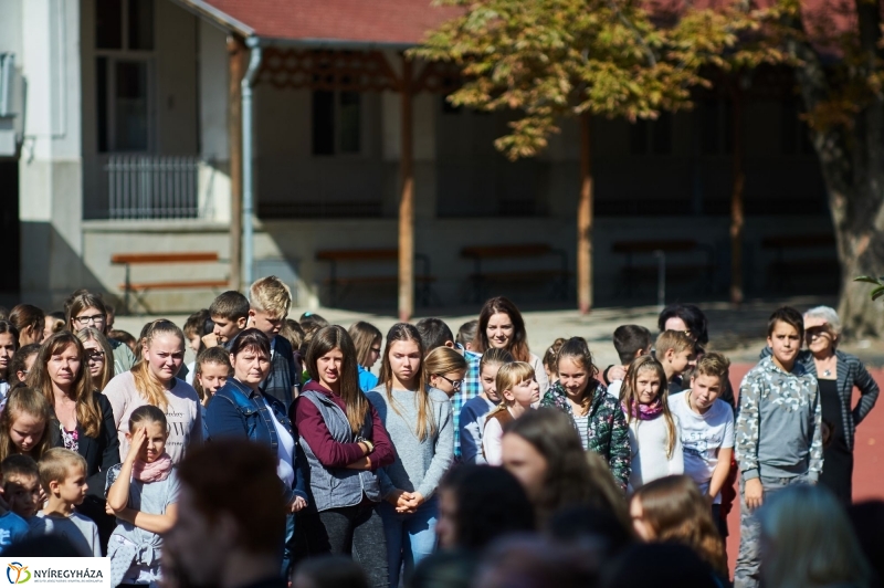 Udvari festés a Jókai iskolában - fotó Szarka Lajos