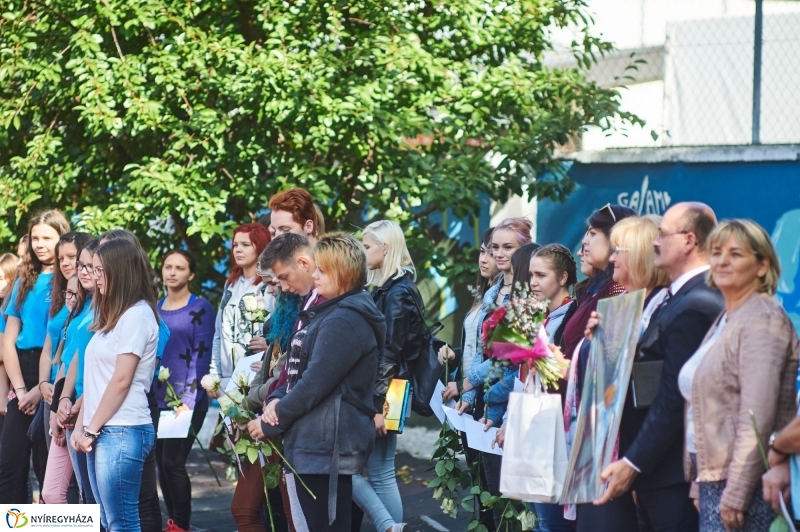 Udvari festés a Jókai iskolában - fotó Szarka Lajos