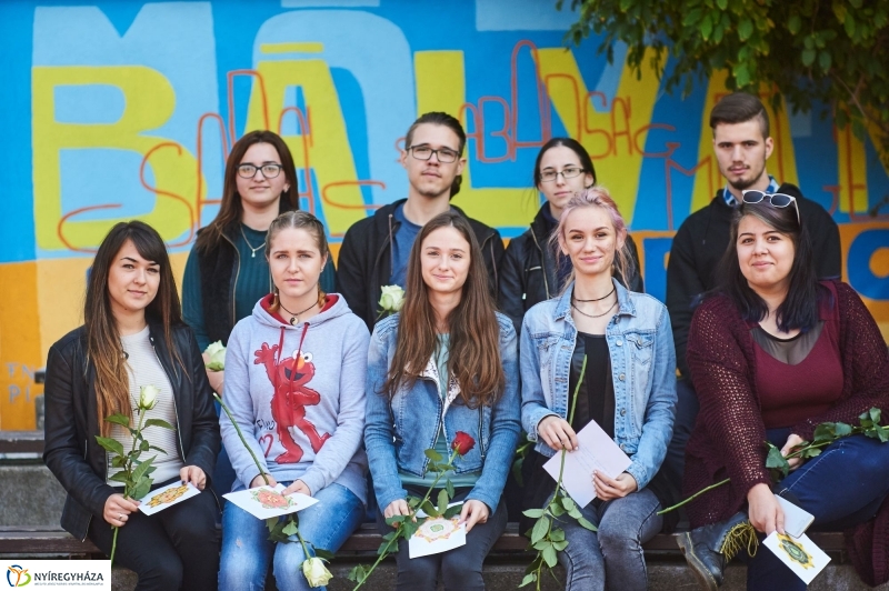 Udvari festés a Jókai iskolában - fotó Szarka Lajos