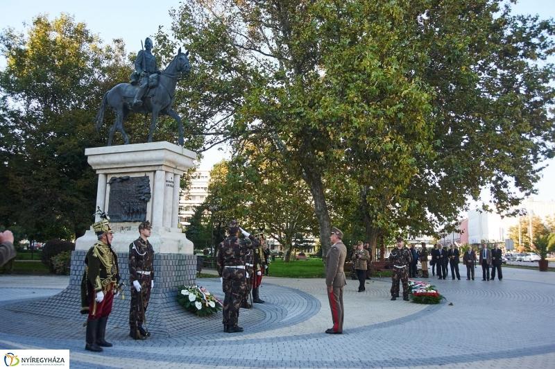 Koszorúzás a Huszár szobornál - fotó Szarka Lajos
