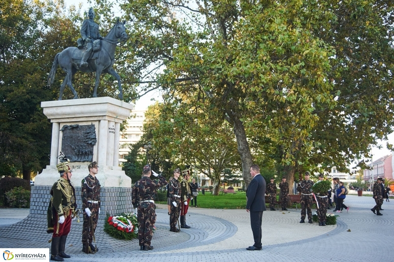 Koszorúzás a Huszár szobornál - fotó Szarka Lajos