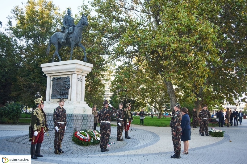 Koszorúzás a Huszár szobornál - fotó Szarka Lajos