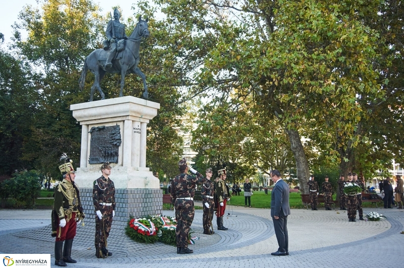 Koszorúzás a Huszár szobornál - fotó Szarka Lajos