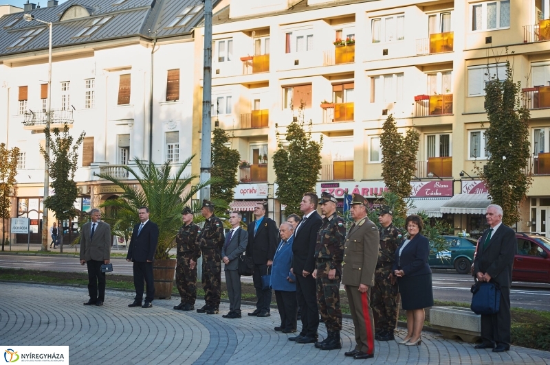 Koszorúzás a Huszár szobornál - fotó Szarka Lajos