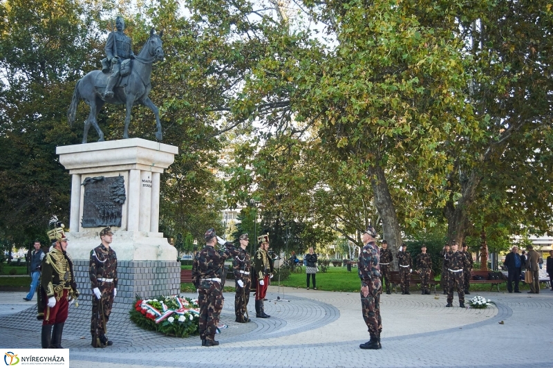 Koszorúzás a Huszár szobornál - fotó Szarka Lajos