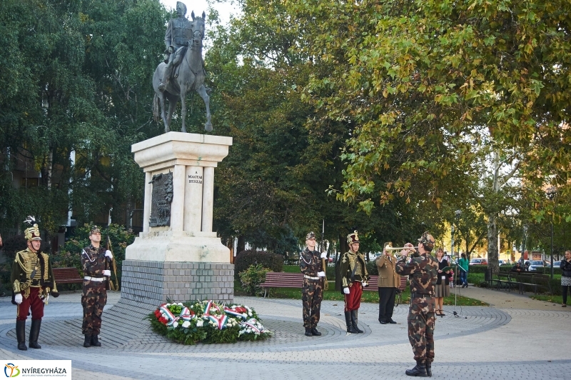 Koszorúzás a Huszár szobornál - fotó Szarka Lajos
