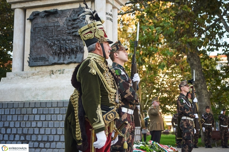 Koszorúzás a Huszár szobornál - fotó Szarka Lajos