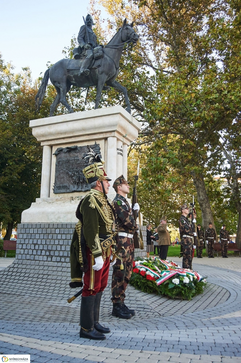 Koszorúzás a Huszár szobornál - fotó Szarka Lajos