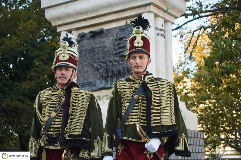 Koszorúzás a Huszár szobornál - fotó Szarka Lajos