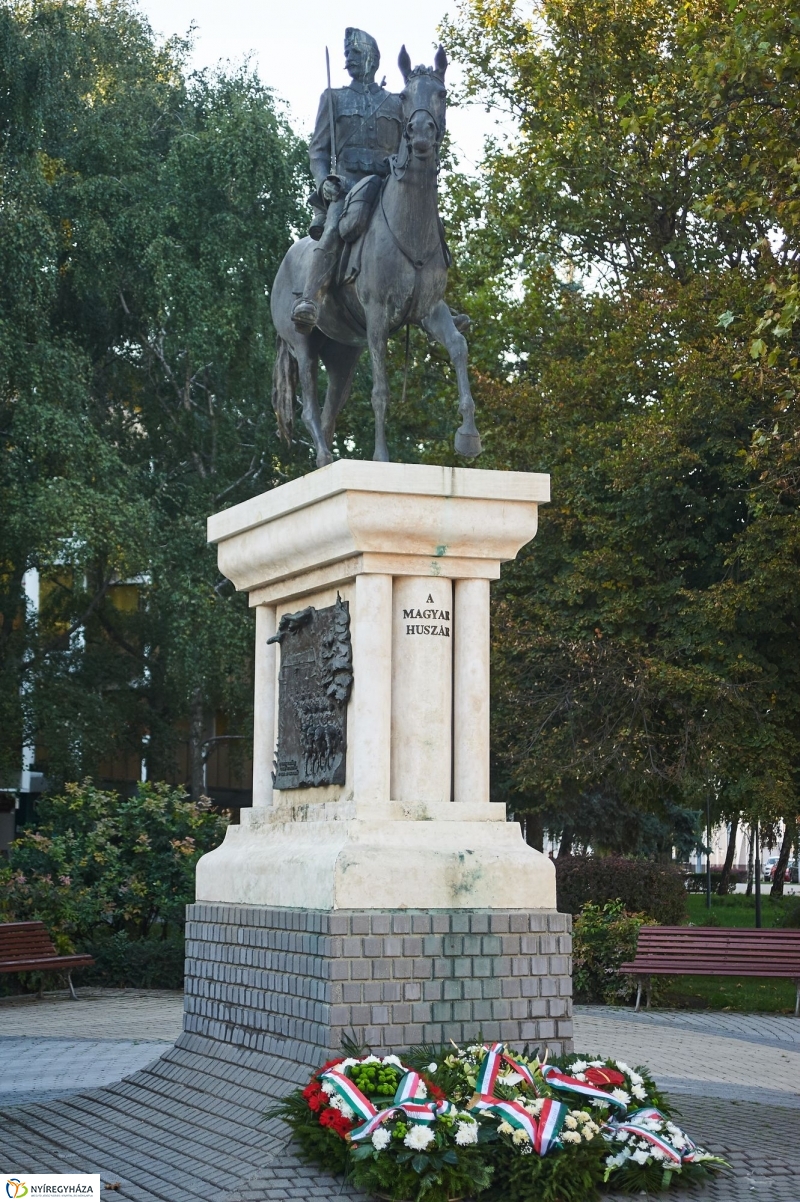 Koszorúzás a Huszár szobornál - fotó Szarka Lajos