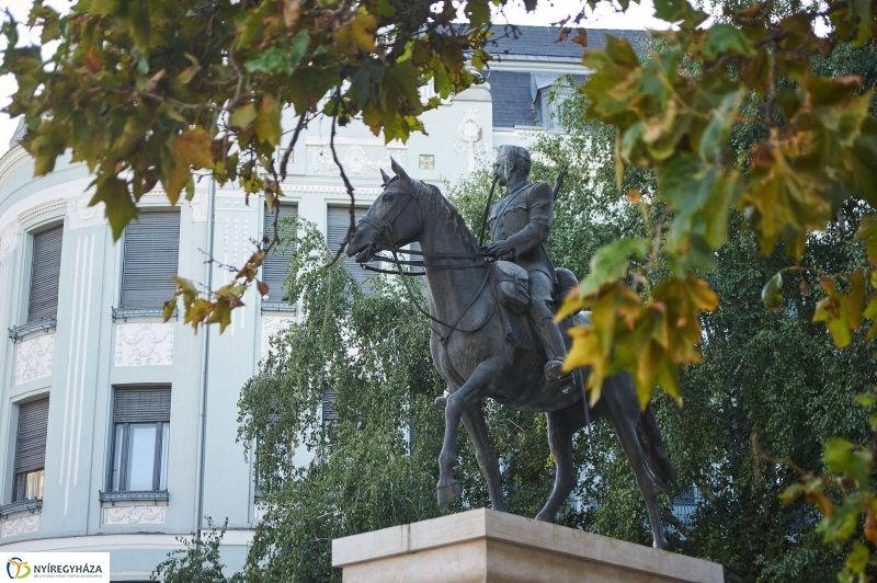 Koszorúzás a Huszár szobornál - fotó Szarka Lajos