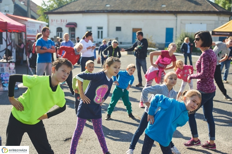 Családi futás a Hatzel téren - fotó Szarka Lajos