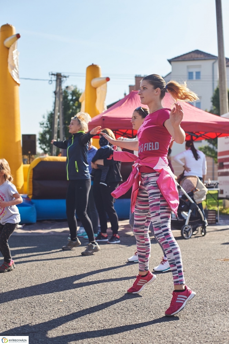 Családi futás a Hatzel téren - fotó Szarka Lajos