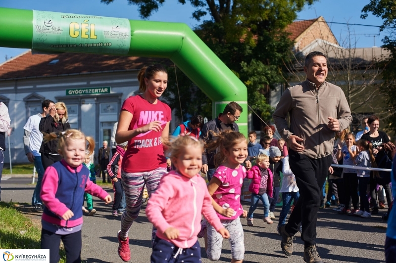 Családi futás a Hatzel téren - fotó Szarka Lajos