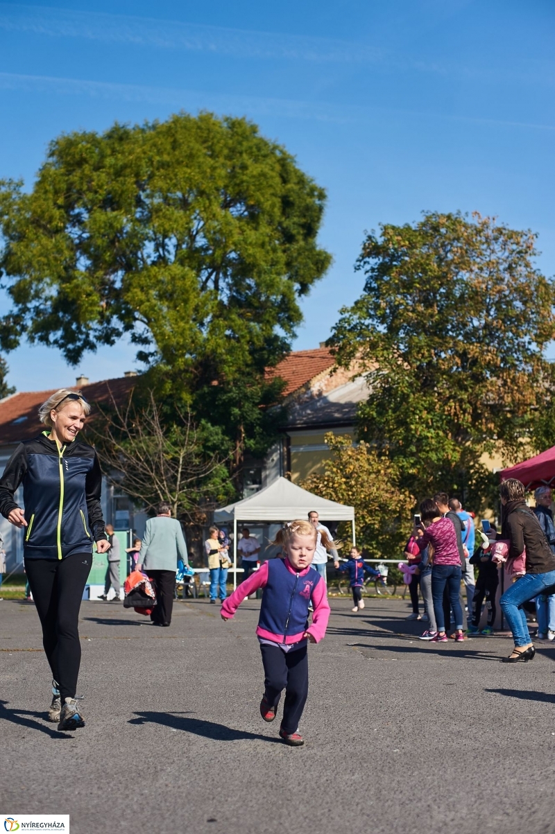 Családi futás a Hatzel téren - fotó Szarka Lajos