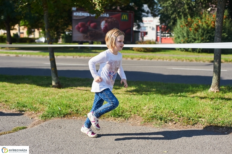 Családi futás a Hatzel téren - fotó Szarka Lajos