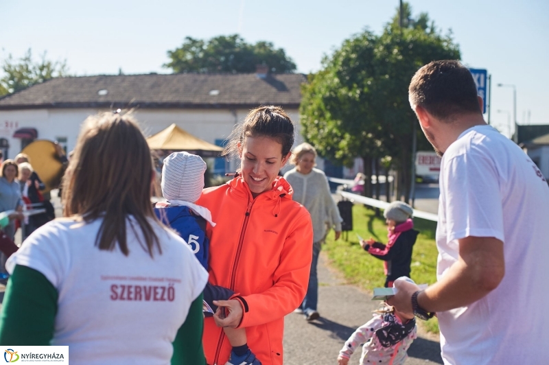 Családi futás a Hatzel téren - fotó Szarka Lajos
