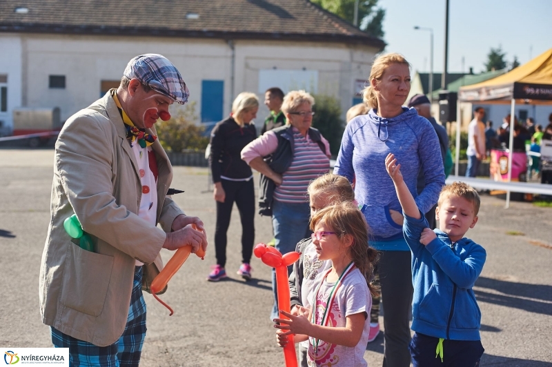 Családi futás a Hatzel téren - fotó Szarka Lajos