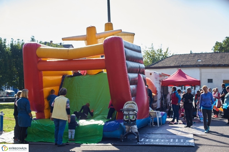 Családi futás a Hatzel téren - fotó Szarka Lajos