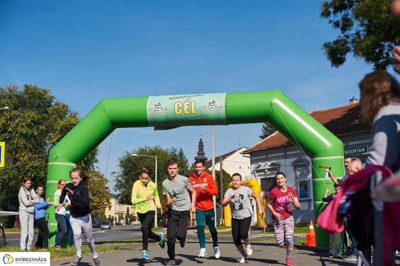 Családi futás a Hatzel téren - fotó Szarka Lajos