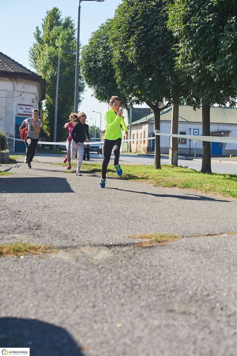 Családi futás a Hatzel téren - fotó Szarka Lajos